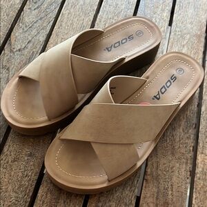 NWOT Soda LUCY open Toe Platform Crisscross Upper Fashion Slide Sandals Sz 6